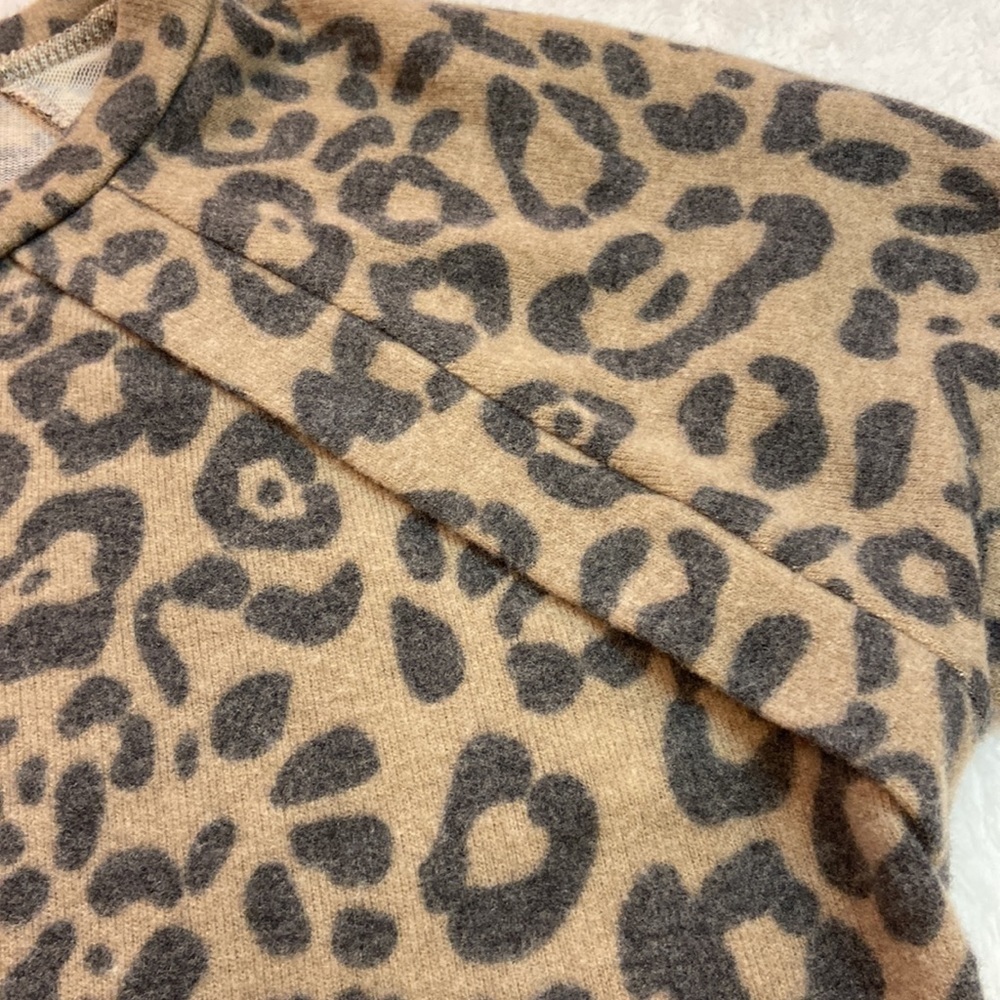 Another Reason Animal Print Split V Neck Rounded Hem Soft Popover Comfy Top S - Picture 7 of 9